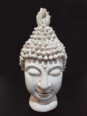 Krem renkli taş tozu Buda başı heykeli – önden görünüm. Vitrin fotoğrafı
