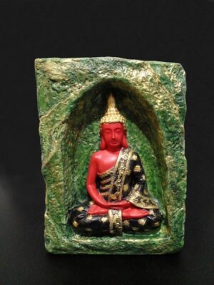 Yeşil-altın rengi mağara içinde oturan yeşil-kırmızı Buda mumluk, el boyama taş tozu dekoratif Buda heykeli, iki tealight mumluklu - vitrin görünüm