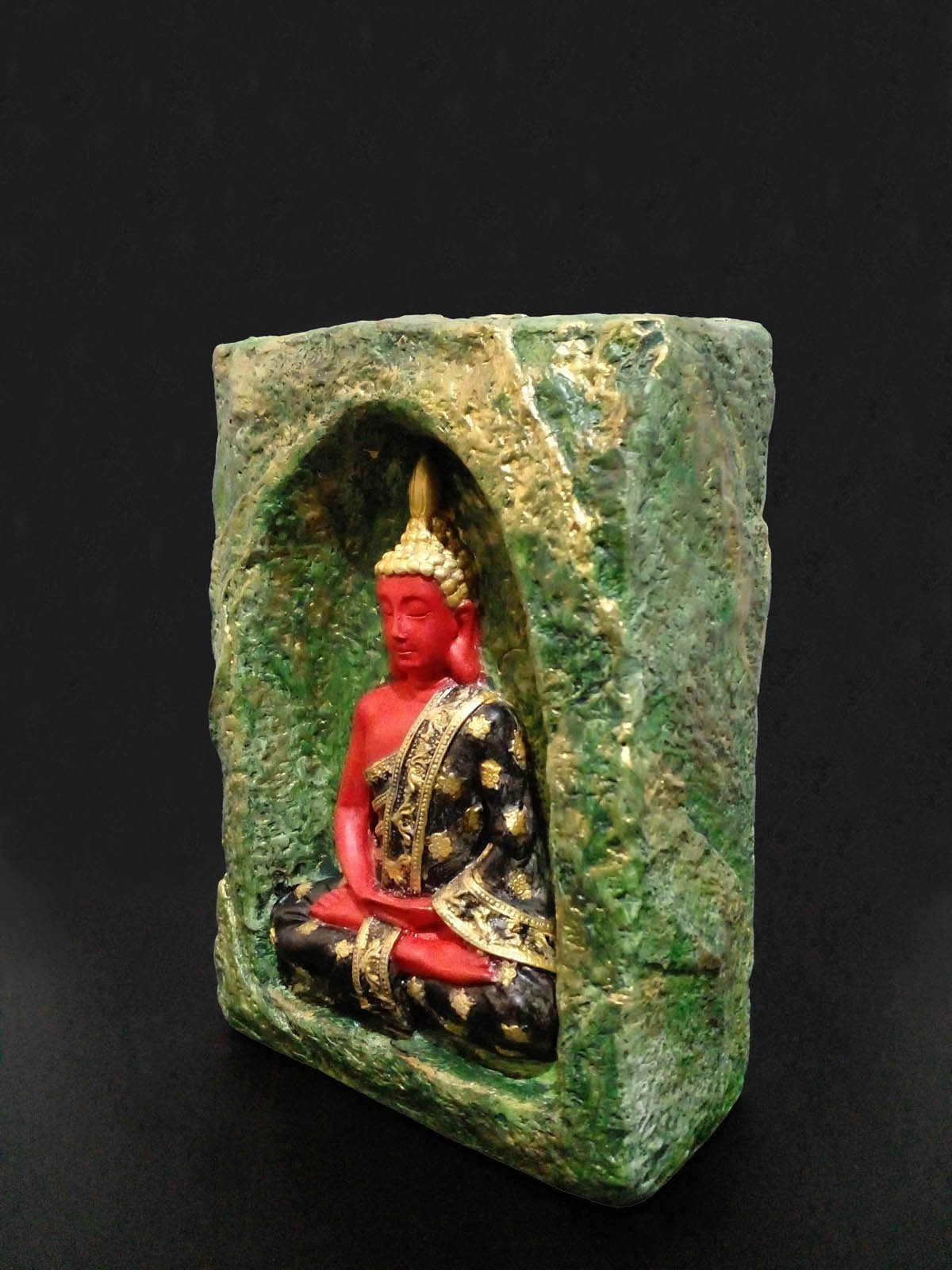 Yeşil-altın rengi mağara içinde oturan yeşil-kırmızı Buda mumluk, el boyama taş tozu dekoratif Buda heykeli, iki tealight mumluklu - sol ön görünüm