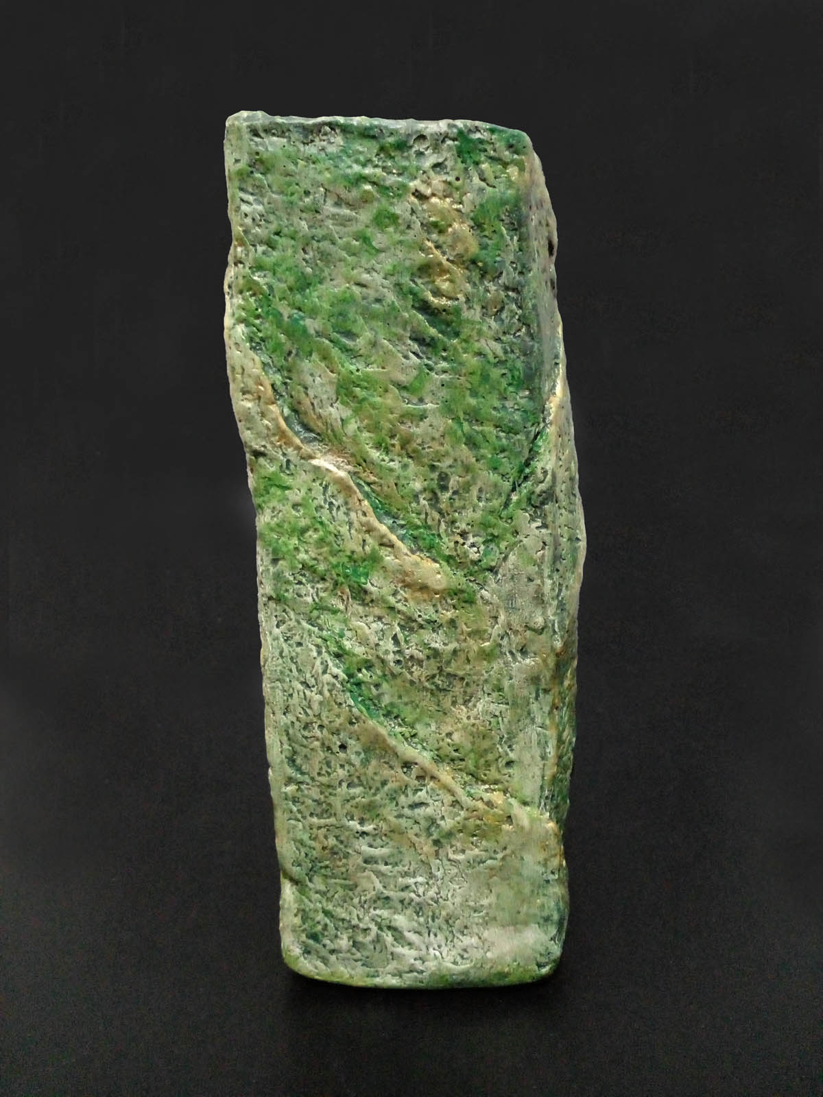 Yeşil-altın rengi mağara içinde oturan yeşil-kırmızı Buda mumluk, el boyama taş tozu dekoratif Buda heykeli, iki tealight mumluklu - sağdan görünüm