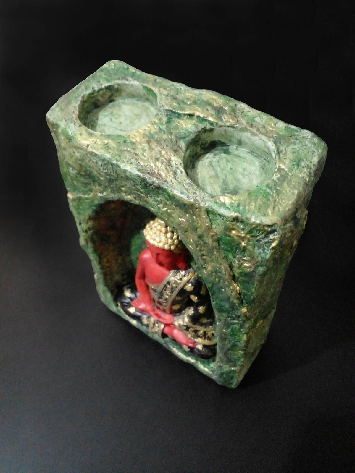 Yeşil-altın rengi mağara içinde oturan yeşil-kırmızı Buda mumluk, el boyama taş tozu dekoratif Buda heykeli, iki tealight mumluklu - sol üst görünüm