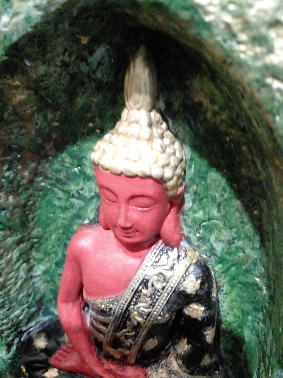 Yeşil-altın rengi mağara içinde oturan yeşil-kırmızı Buda mumluk, el boyama taş tozu dekoratif Buda heykeli, iki tealight mumluklu - sol üst yakın görünüm