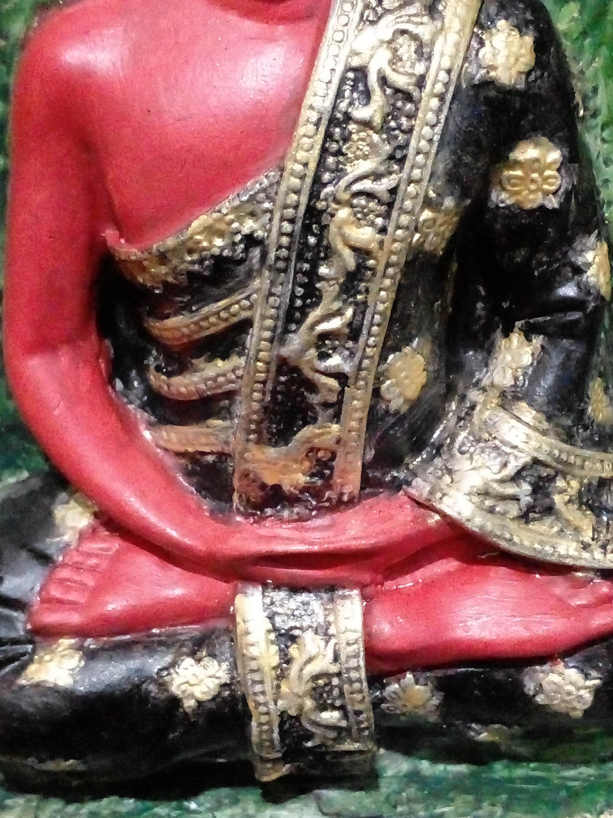 Yeşil-altın rengi mağara içinde oturan yeşil-kırmızı Buda mumluk, el boyama taş tozu dekoratif Buda heykeli, iki tealight mumluklu - elbise yakın görünüm