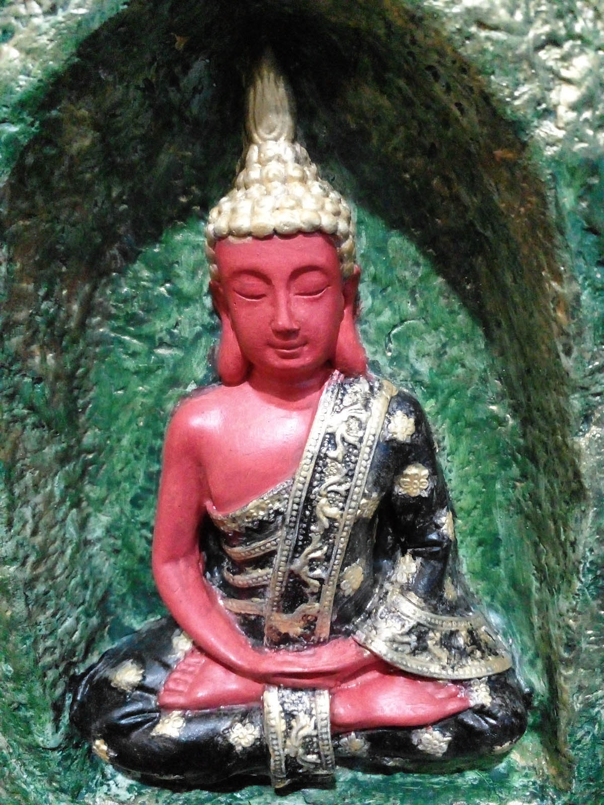 Yeşil-altın rengi mağara içinde oturan yeşil-kırmızı Buda mumluk, el boyama taş tozu dekoratif Buda heykeli, iki tealight mumluklu - ön yakın görünüm