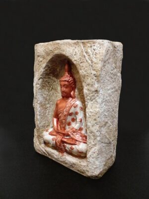 Mağara içinde oturan krem beyaz Buda mumluk, el boyama taş tozu dekoratif Buda heykeli, iki tealight mumluklu - sol ön görünüm - vitrin fotoğrafı