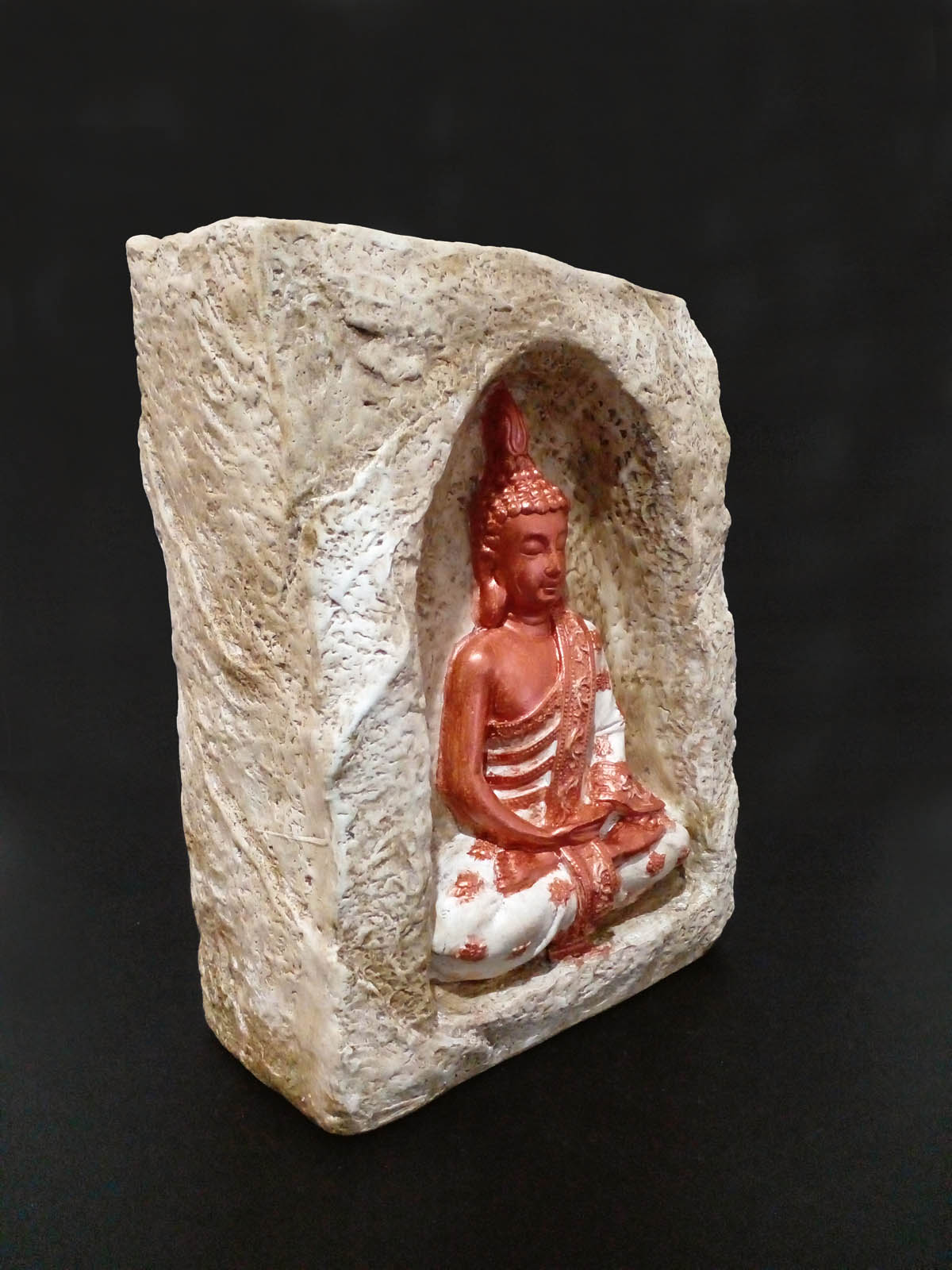 Mağara içinde oturan bej beyaz Buda mumluk, el boyama taş tozu dekoratif Buda heykeli, iki tealight mumluklu - sağ ön görünüm