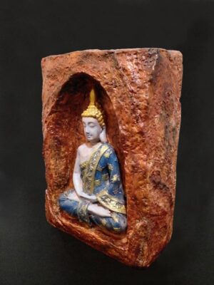 Bakır rengi mağara içinde oturan mavi-bej Buda mumluk, el boyama taş tozu dekoratif Buda heykeli, iki tealight mumluklu - sol önden görünüm - vitrin fotoğrafı