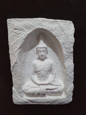 Mağara içinde oturan beyaz Buda mumluk, el boyama taş tozu dekoratif Buda heykeli, iki tealight mumluklu - vitrin görünüm