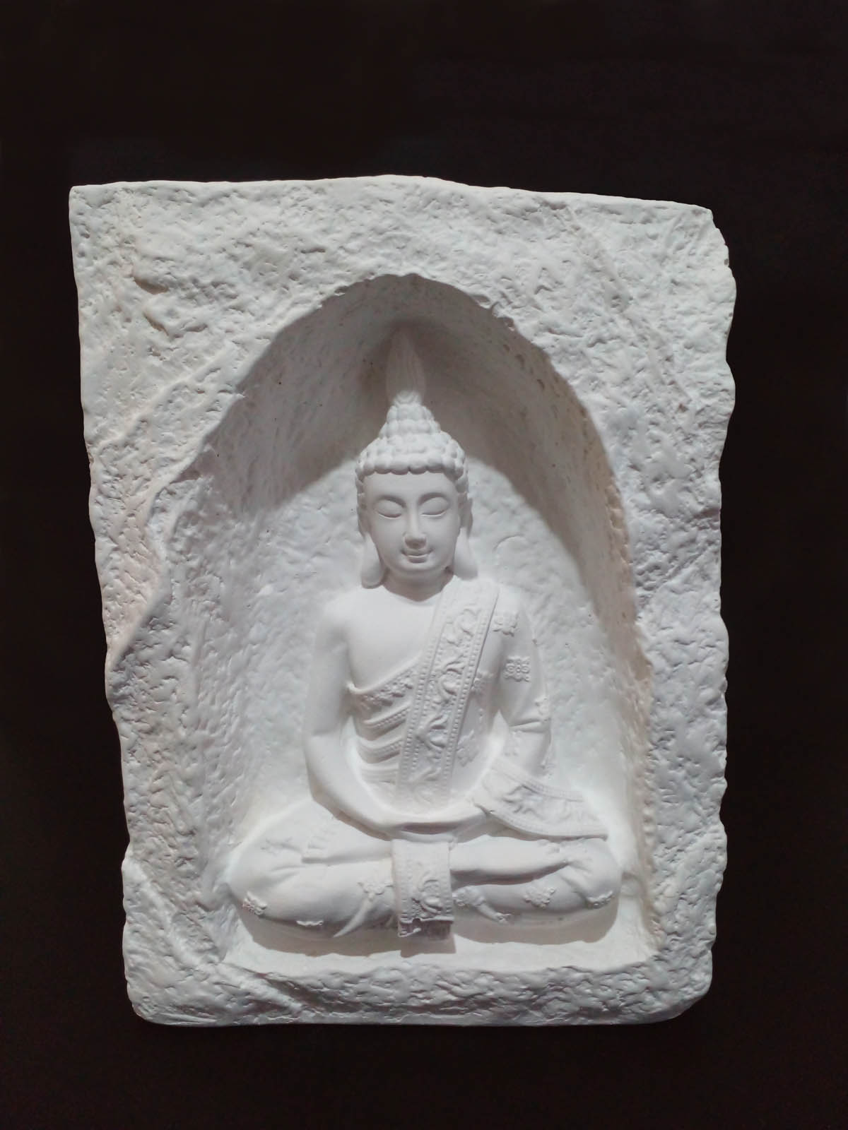 Mağara içinde oturan beyaz Buda mumluk, el boyama taş tozu dekoratif Buda heykeli, iki tealight mumluklu - ön görünüm