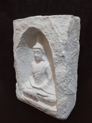 Mağara içinde oturan beyaz Buda mumluk, el boyama taş tozu dekoratif Buda heykeli, iki tealight mumluklu - sol ön görünüm - vitrin fotoğrafı