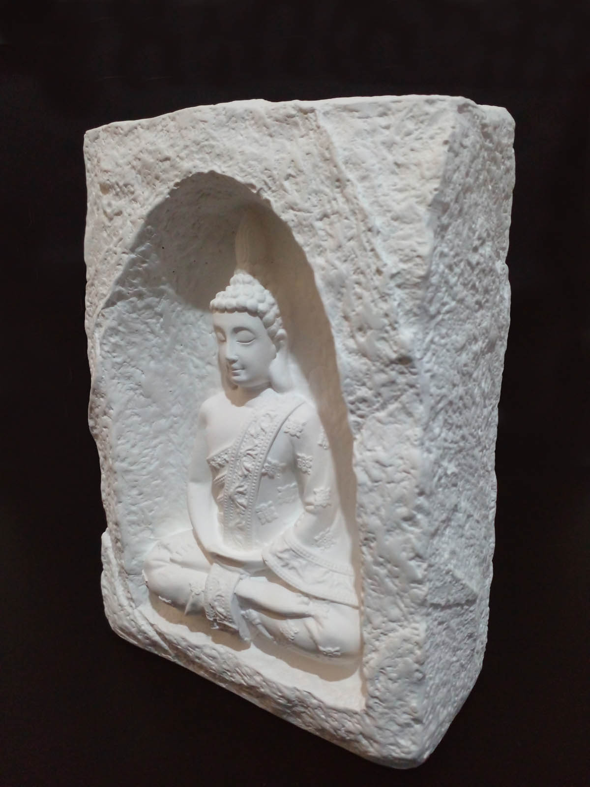 Mağara içinde oturan beyaz Buda mumluk, el boyama taş tozu dekoratif Buda heykeli, iki tealight mumluklu - sol ön görünüm