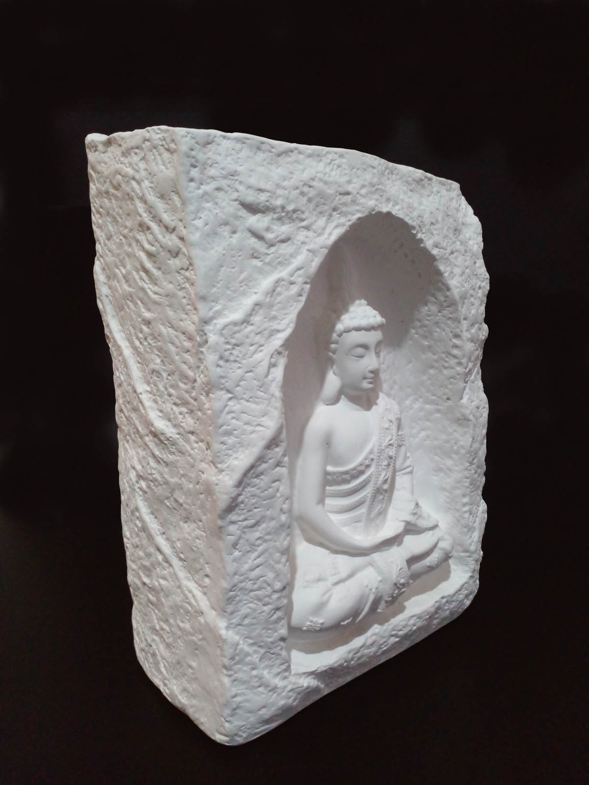 Mağara içinde oturan beyaz Buda mumluk, el boyama taş tozu dekoratif Buda heykeli, iki tealight mumluklu - sağ ön görünüm