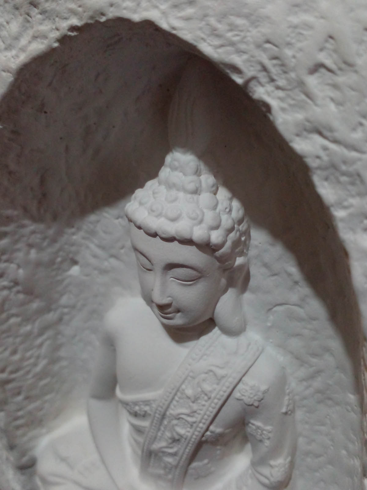 Mağara içinde oturan beyaz Buda mumluk, el boyama taş tozu dekoratif Buda heykeli, iki tealight mumluklu - sol ön yakın görünüm