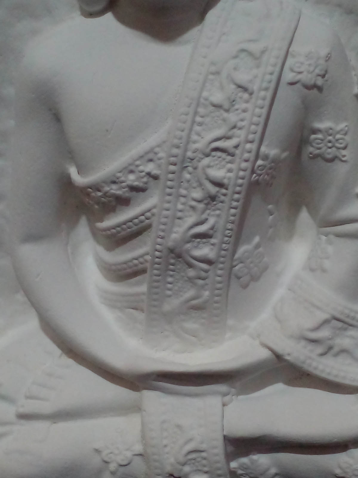 Mağara içinde oturan beyaz Buda mumluk, el boyama taş tozu dekoratif Buda heykeli, iki tealight mumluklu - ön yakın görünüm