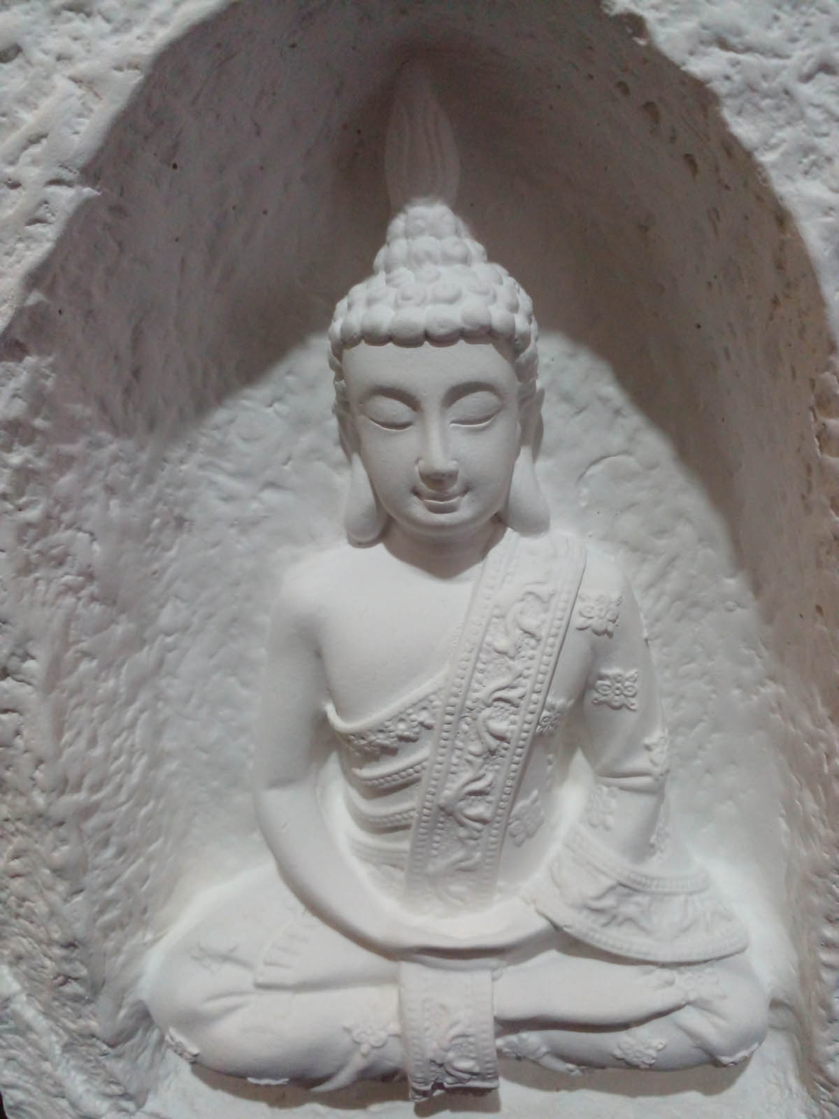 Mağara içinde oturan beyaz Buda mumluk, el boyama taş tozu dekoratif Buda heykeli, iki tealight mumluklu - ön yakından görünüm