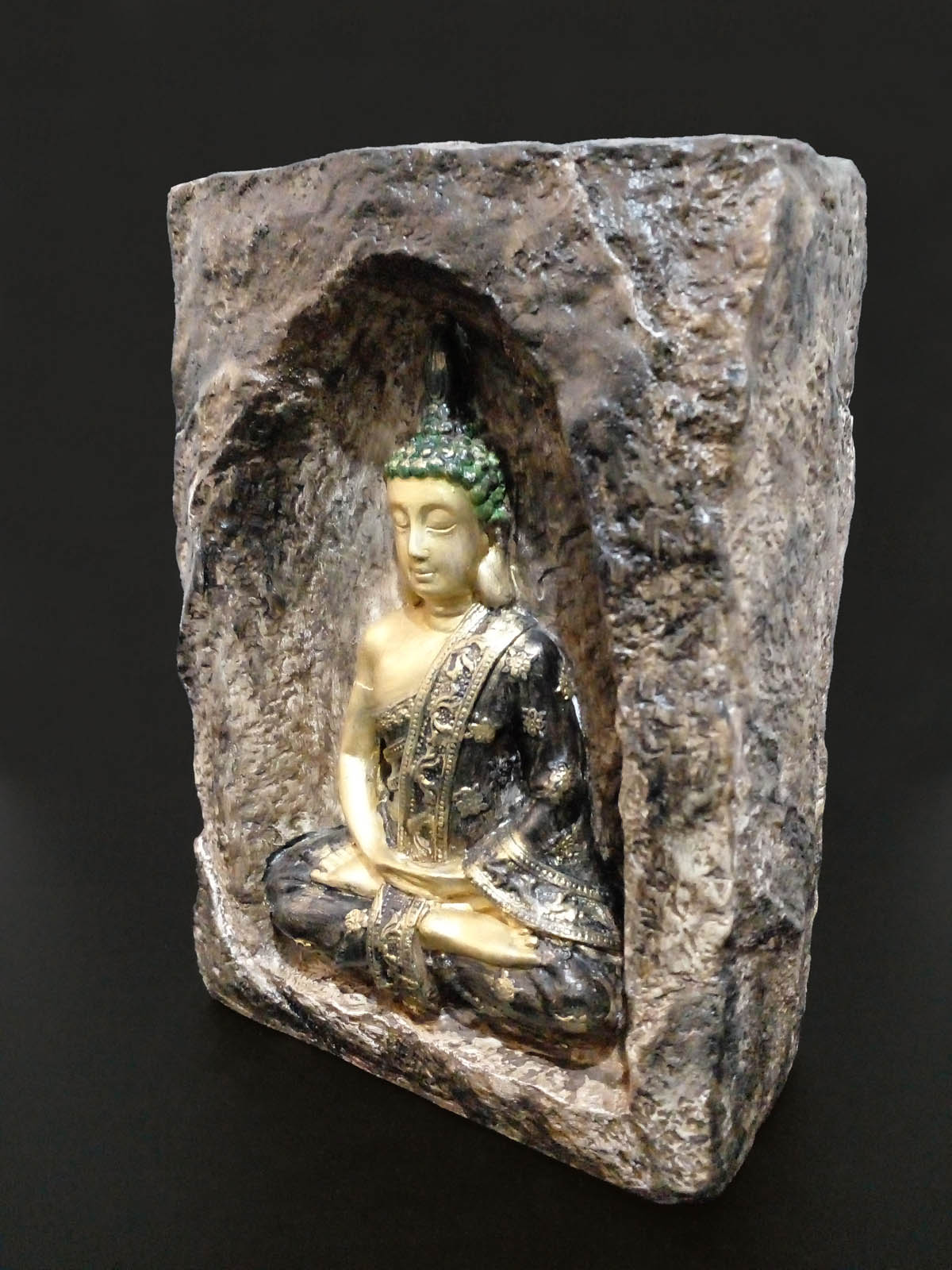 Kahverengi mağara içinde altın-siyah Buda mumluk, el boyama taş tozu dekoratif Buda heykeli, iki tealight mumluklu - sol ön görünüm