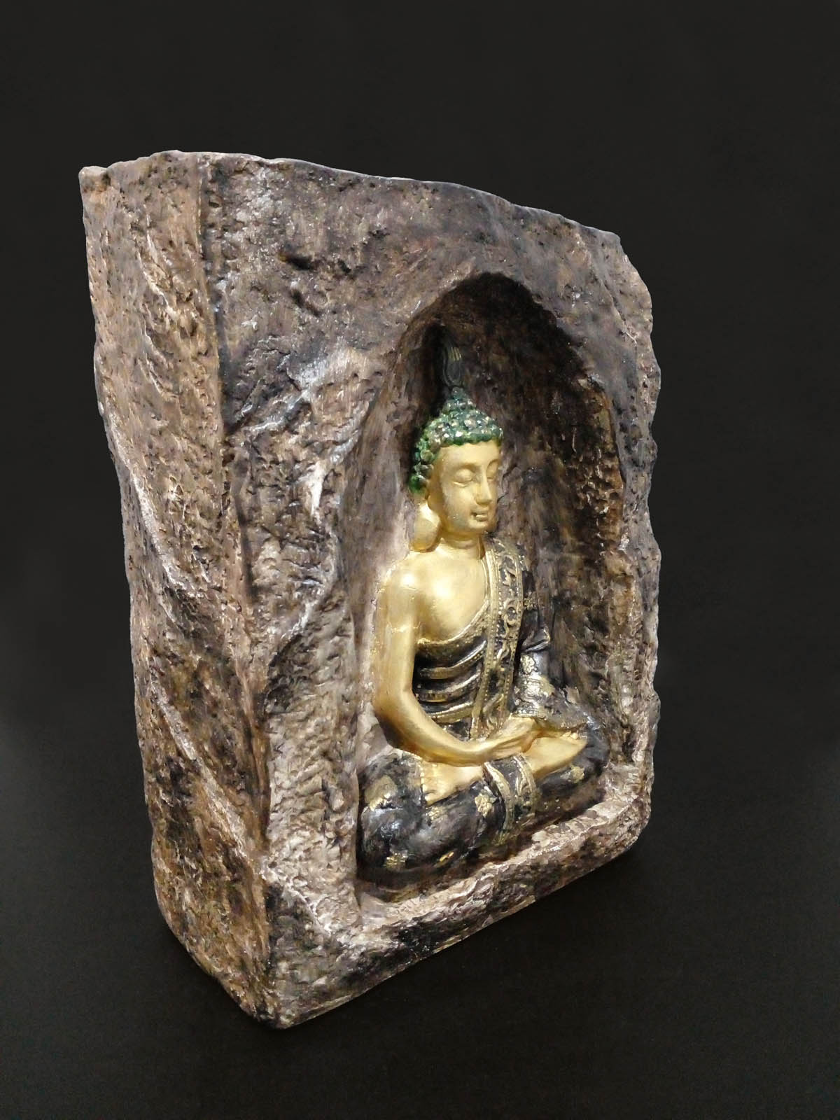 Kahverengi mağara içinde altın-siyah Buda mumluk, el boyama taş tozu dekoratif Buda heykeli, iki tealight mumluklu - sağ ön görünüm