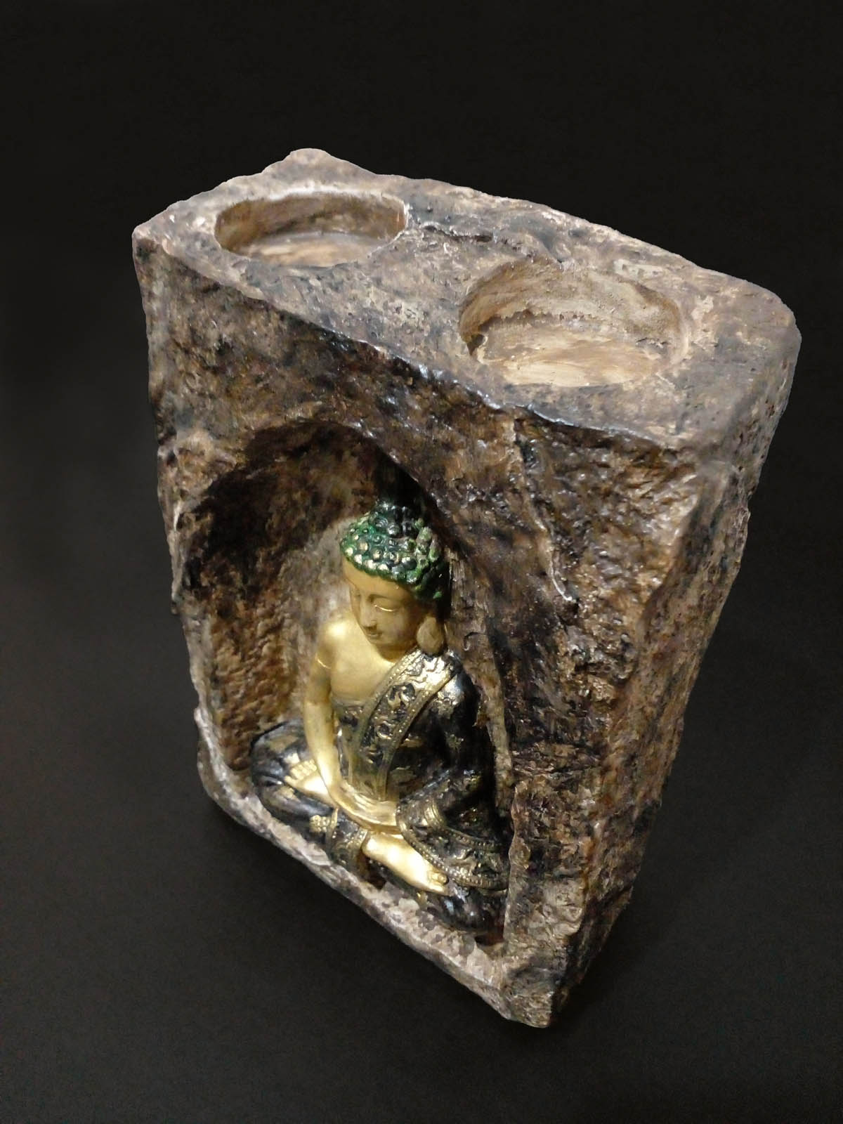 Kahverengi mağara içinde altın-siyah Buda mumluk, el boyama taş tozu dekoratif Buda heykeli, iki tealight mumluklu - sol üst görünüm