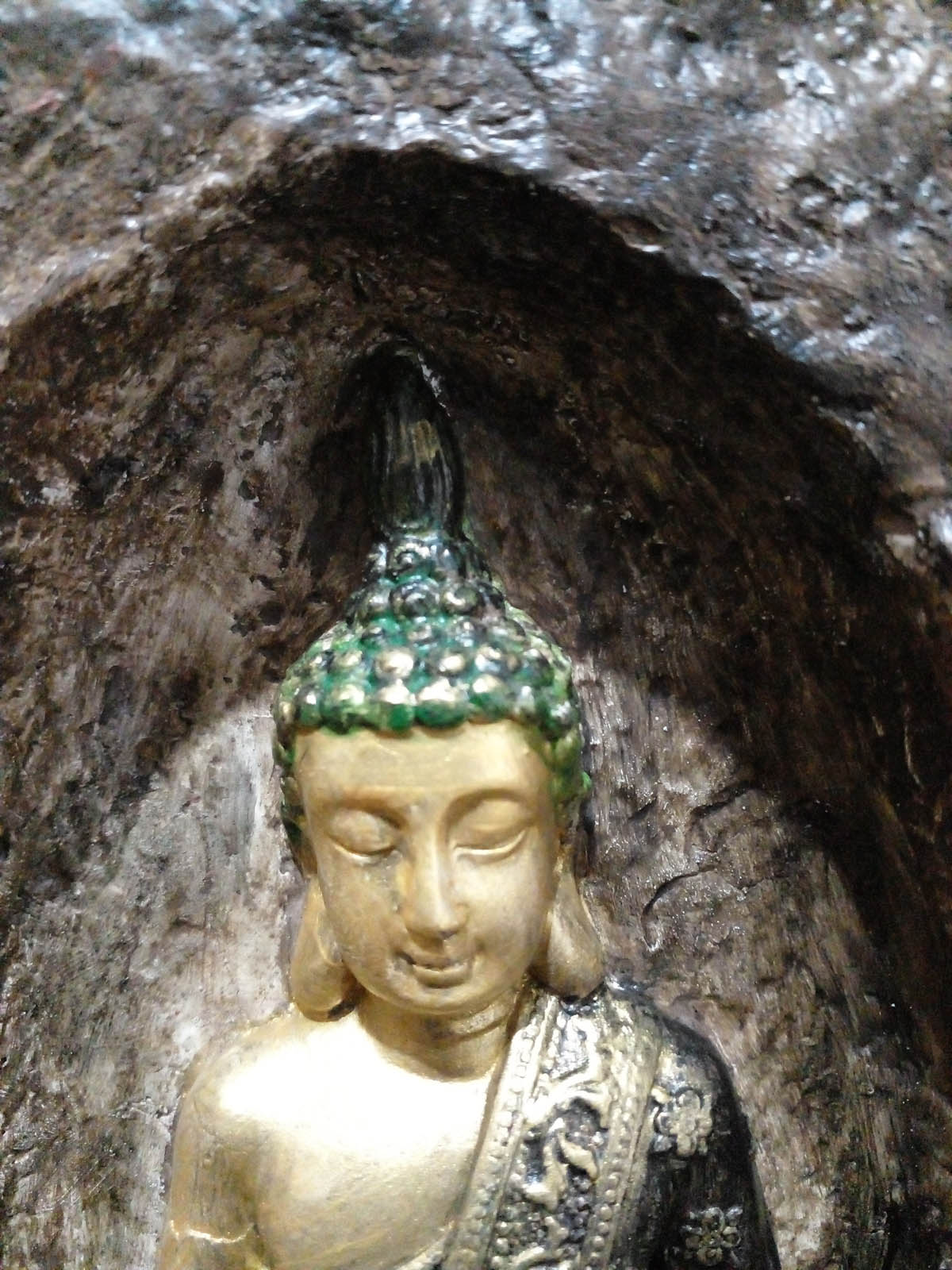 Kahverengi mağara içinde altın-siyah Buda mumluk, el boyama taş tozu dekoratif Buda heykeli, iki tealight mumluklu - surat yakın görünüm