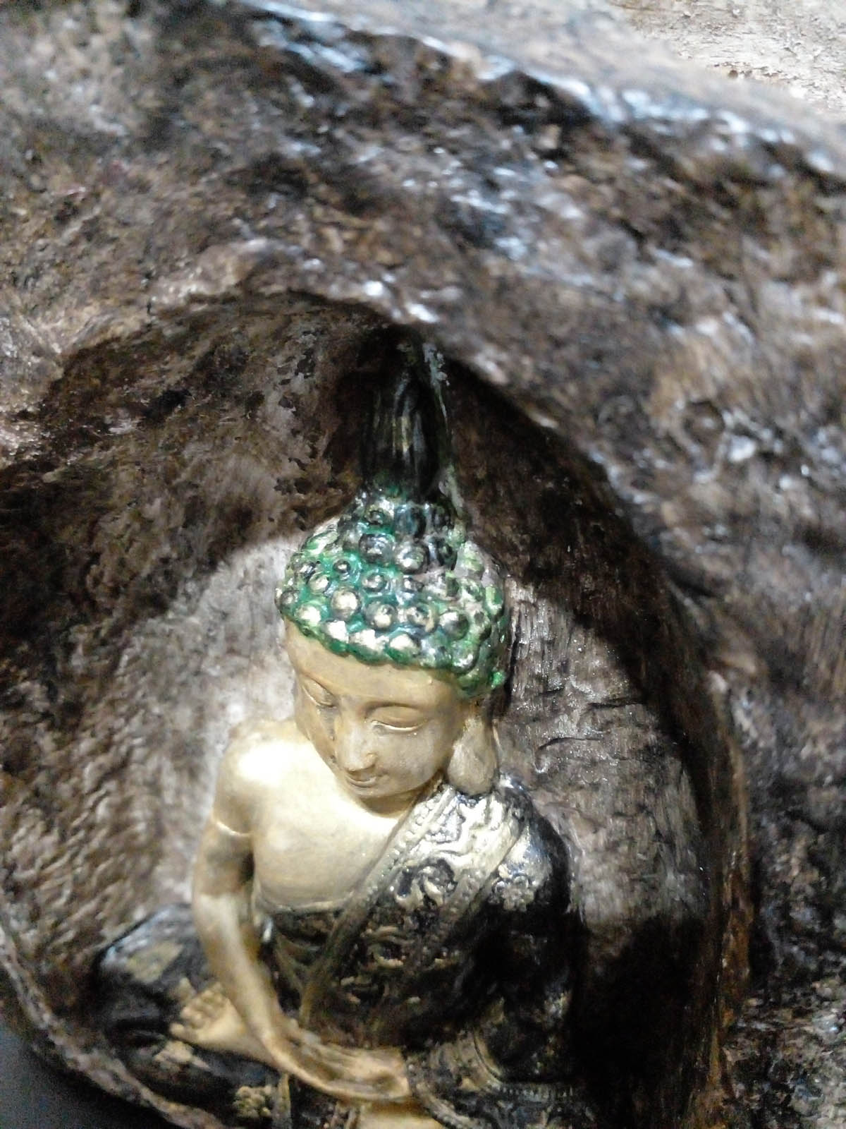Kahverengi mağara içinde altın-siyah Buda mumluk, el boyama taş tozu dekoratif Buda heykeli, iki tealight mumluklu - sol ön yakın görünüm