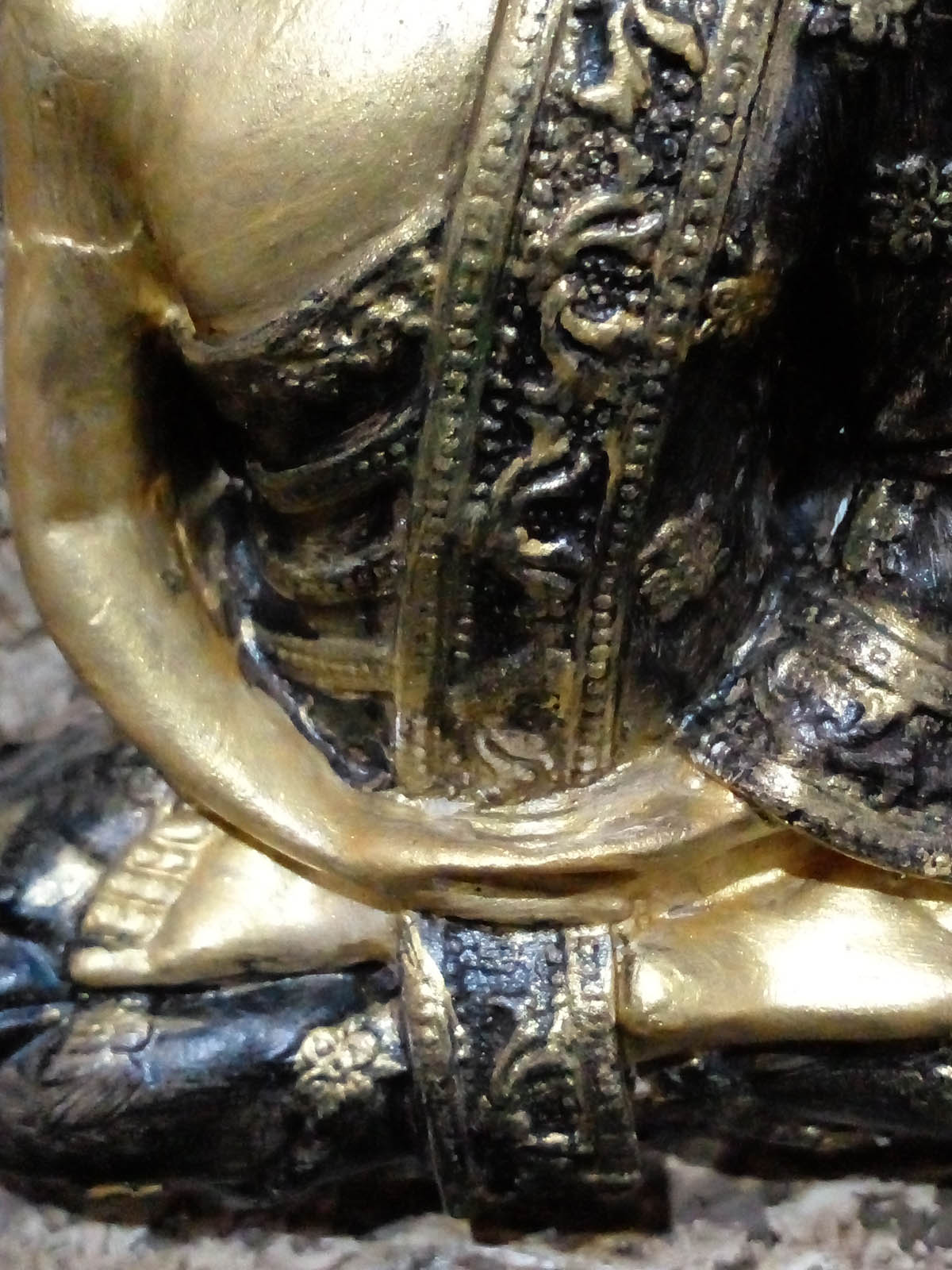 Kahverengi mağara içinde altın-siyah Buda mumluk, el boyama taş tozu dekoratif Buda heykeli, iki tealight mumluklu - elbise yakın görünüm