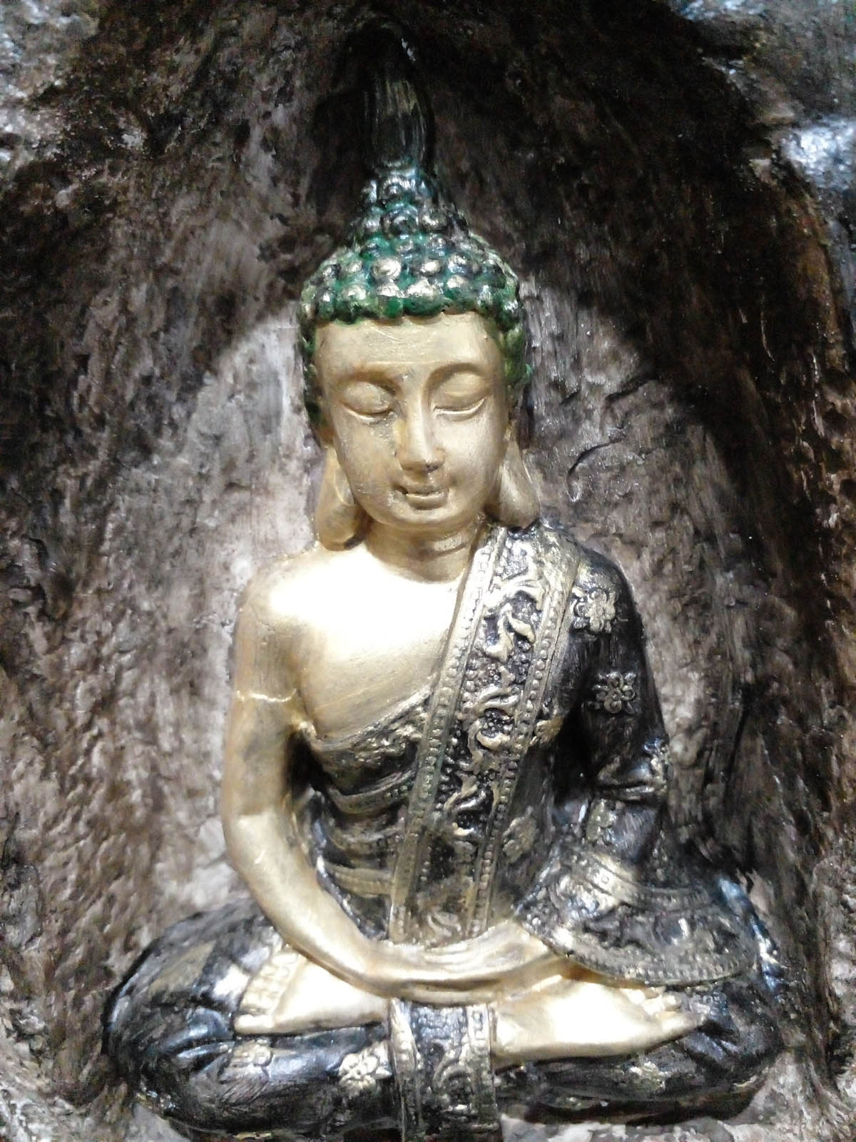 Kahverengi mağara içinde altın-siyah Buda mumluk, el boyama taş tozu dekoratif Buda heykeli, iki tealight mumluklu - ön yakın görünüm