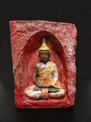 Kırmızı mağara içinde kahverengi-beyaz Buda mumluk, el boyama taş tozu dekoratif Buda heykeli, iki tealight mumluklu - vitrin