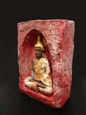 Kırmızı mağara içinde kahverengi-beyaz Buda mumluk, el boyama taş tozu dekoratif Buda heykeli, iki tealight mumluklu - sol ön görünüm - vitrin fotoğrafı