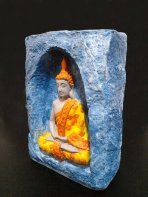 Mavi mağara içinde turuncu-sarı Buda mumluk, el boyama taş tozu dekoratif Buda heykeli, iki tealight mumluklu - sol ön görünüm - vitrin fotoğrafı