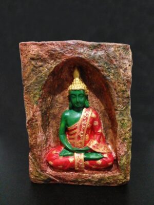 Kahverengi-yeşil mağara içinde kırmızı-yeşil Buda mumluk, el boyama taş tozu dekoratif Buda heykeli, iki tealight mumluklu - vitrin fotoğrafı