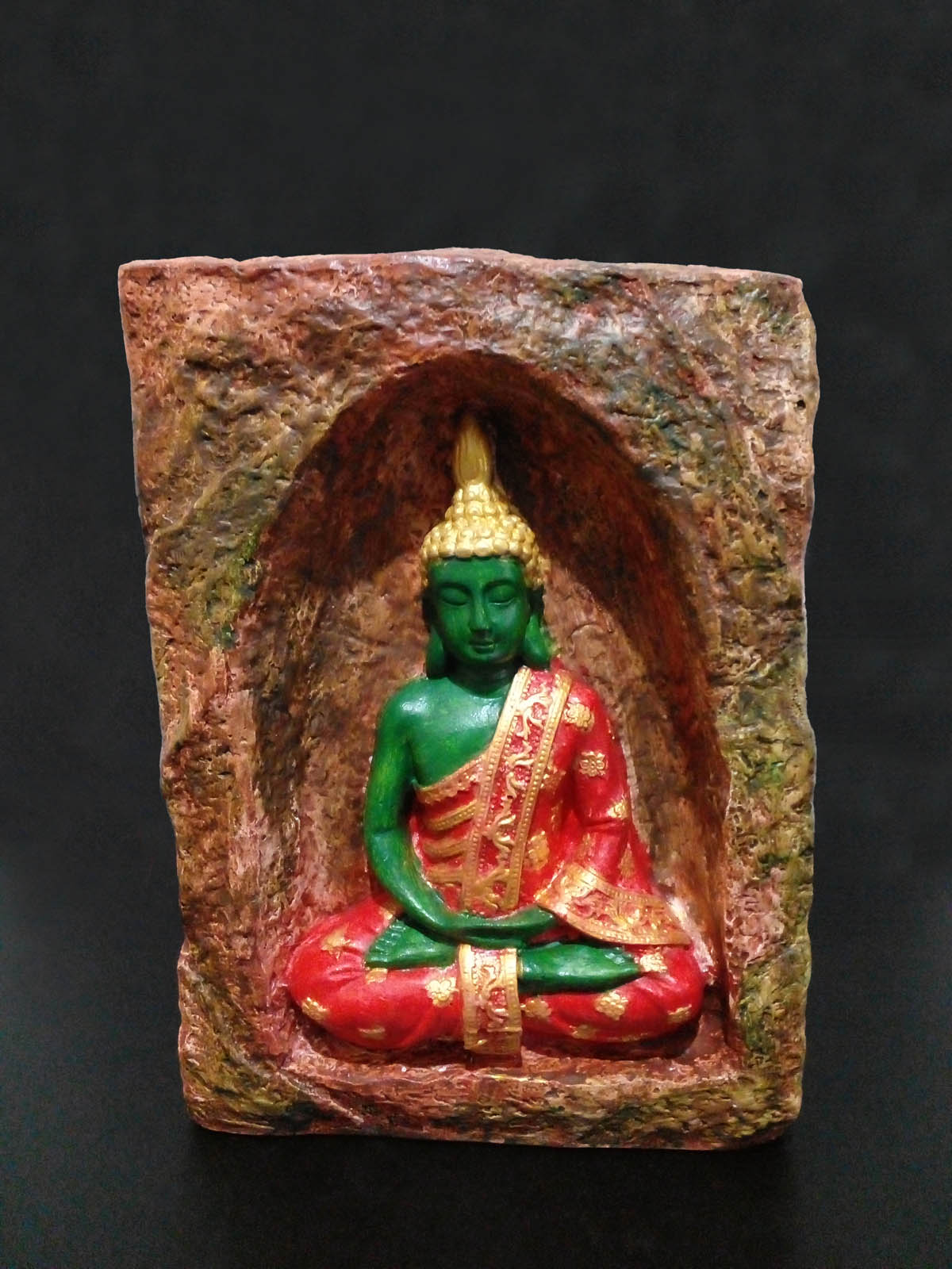 Kahverengi-yeşil mağara içinde kırmızı-yeşil Buda mumluk, el boyama taş tozu dekoratif Buda heykeli, iki tealight mumluklu - ön görünüm