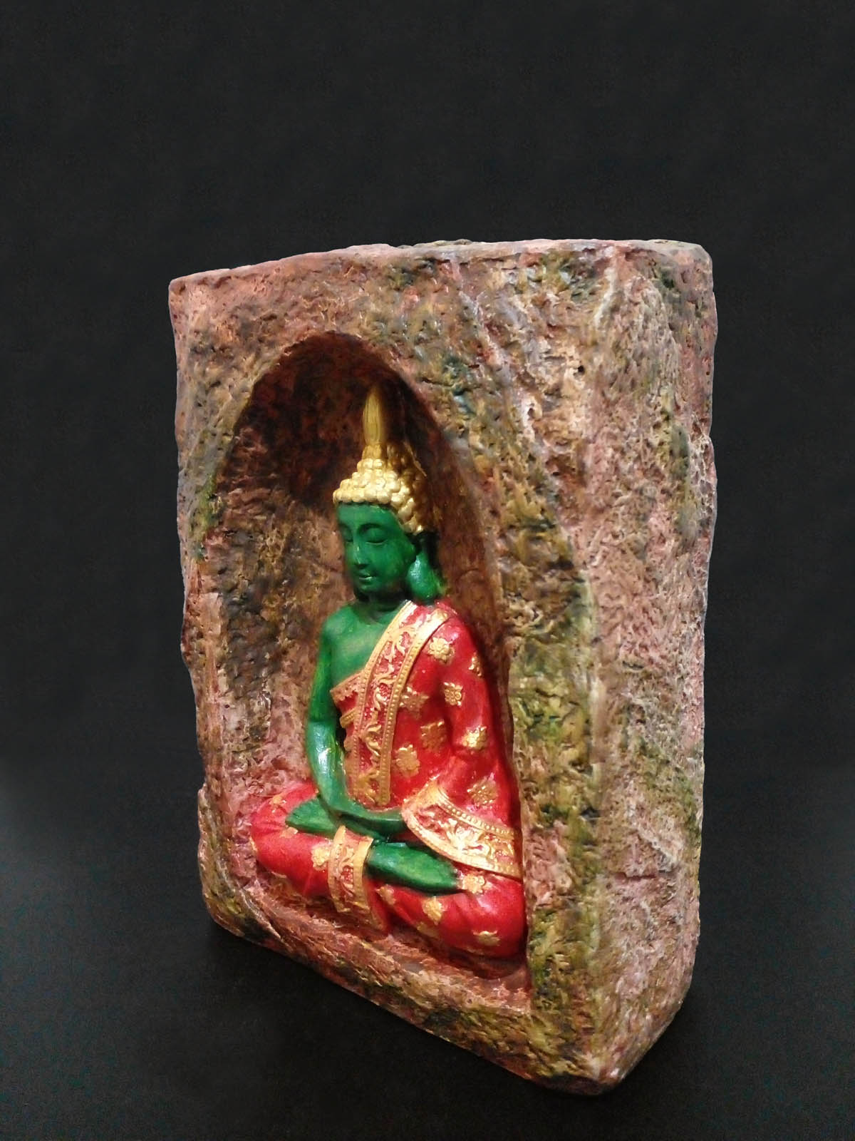 Kahverengi-yeşil mağara içinde kırmızı-yeşil Buda mumluk, el boyama taş tozu dekoratif Buda heykeli, iki tealight mumluklu - sol önden görünüm