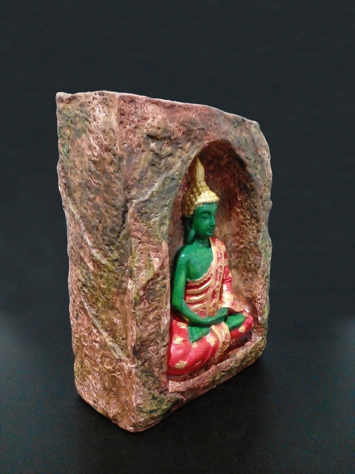 Kahverengi-yeşil mağara içinde kırmızı-yeşil Buda mumluk, el boyama taş tozu dekoratif Buda heykeli, iki tealight mumluklu - Sağ önden görünüm