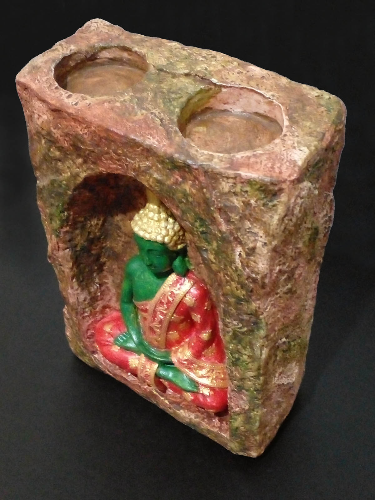 Kahverengi-yeşil mağara içinde kırmızı-yeşil Buda mumluk, el boyama taş tozu dekoratif Buda heykeli, iki tealight mumluklu - sol üstten ön görünüm