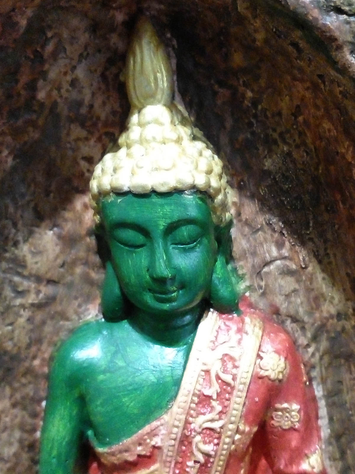 Kahverengi-yeşil mağara içinde kırmızı-yeşil Buda mumluk, el boyama taş tozu dekoratif Buda heykeli, iki tealight mumluklu - surat yakın görünüm