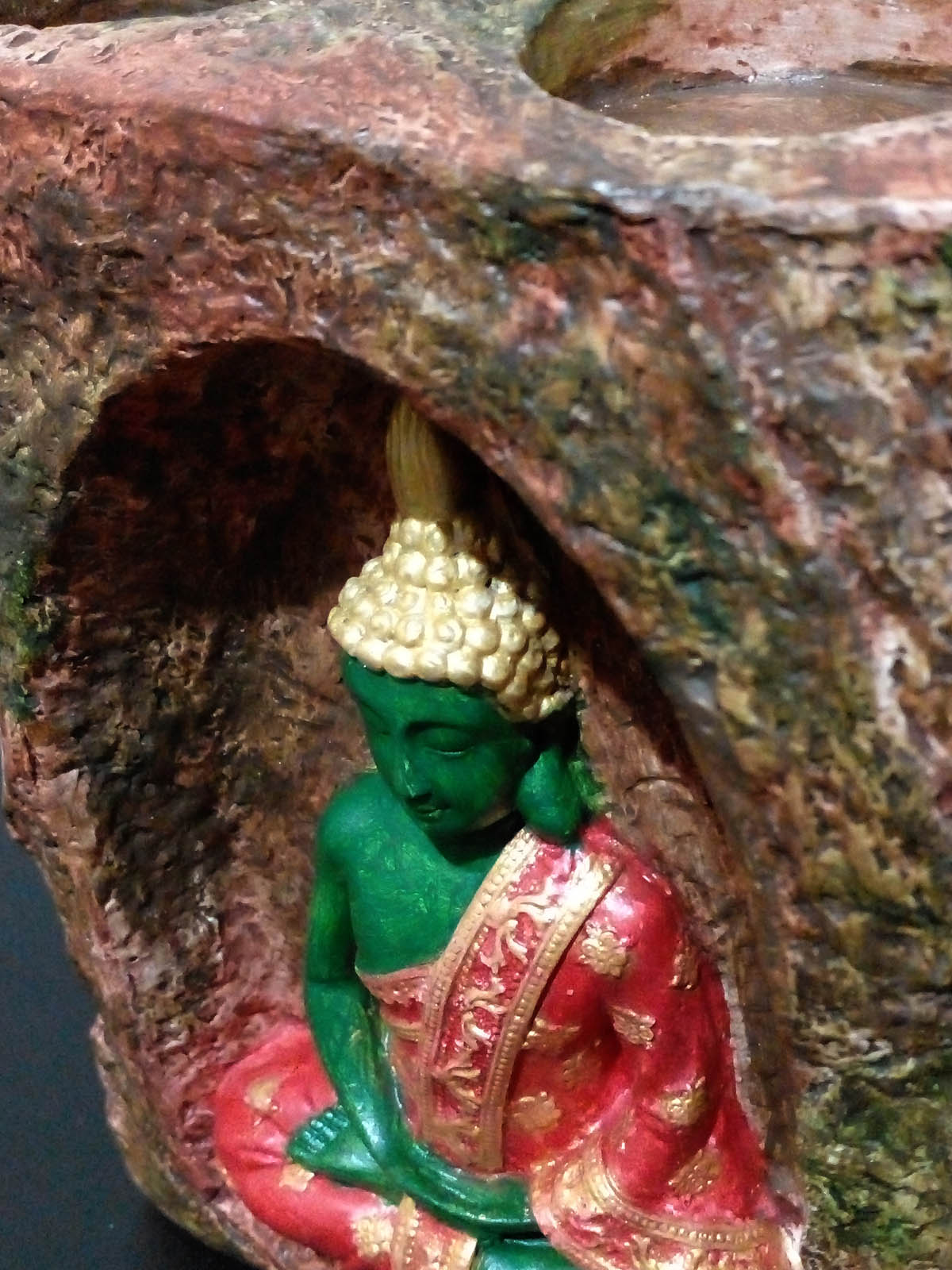 Kahverengi-yeşil mağara içinde kırmızı-yeşil Buda mumluk, el boyama taş tozu dekoratif Buda heykeli, iki tealight mumluklu - sol üst yakın