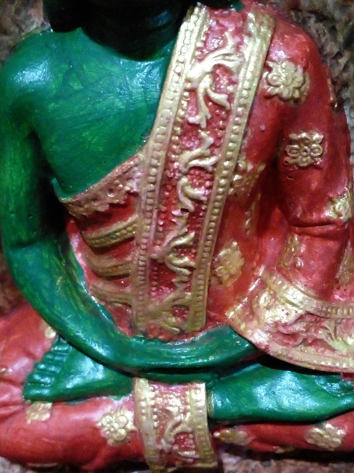 Kahverengi-yeşil mağara içinde kırmızı-yeşil Buda mumluk, el boyama taş tozu dekoratif Buda heykeli, iki tealight mumluklu - elbise görünüm