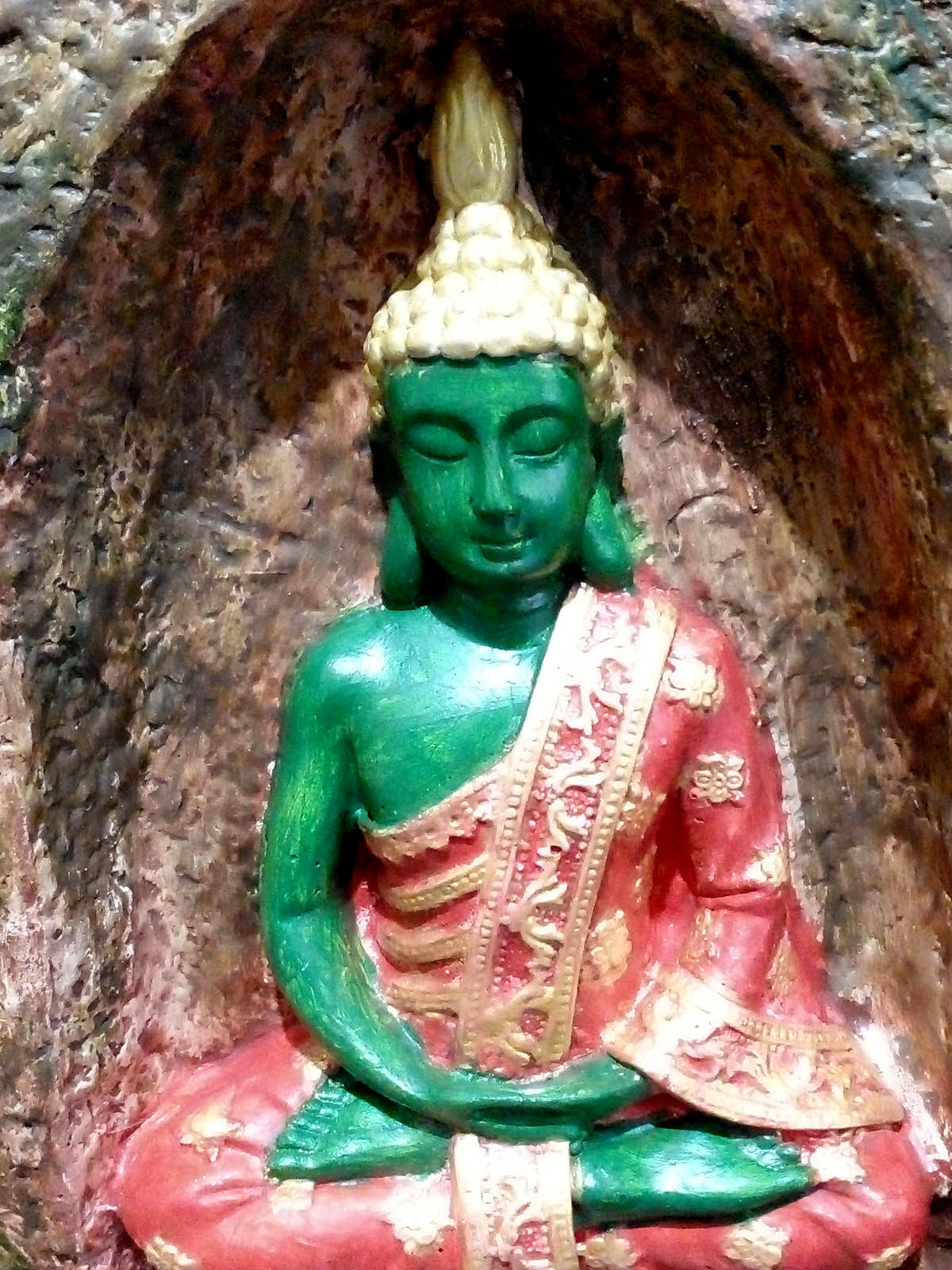 Kahverengi-yeşil mağara içinde kırmızı-yeşil Buda mumluk, el boyama taş tozu dekoratif Buda heykeli, iki tealight mumluklu - ön yakın görünüm