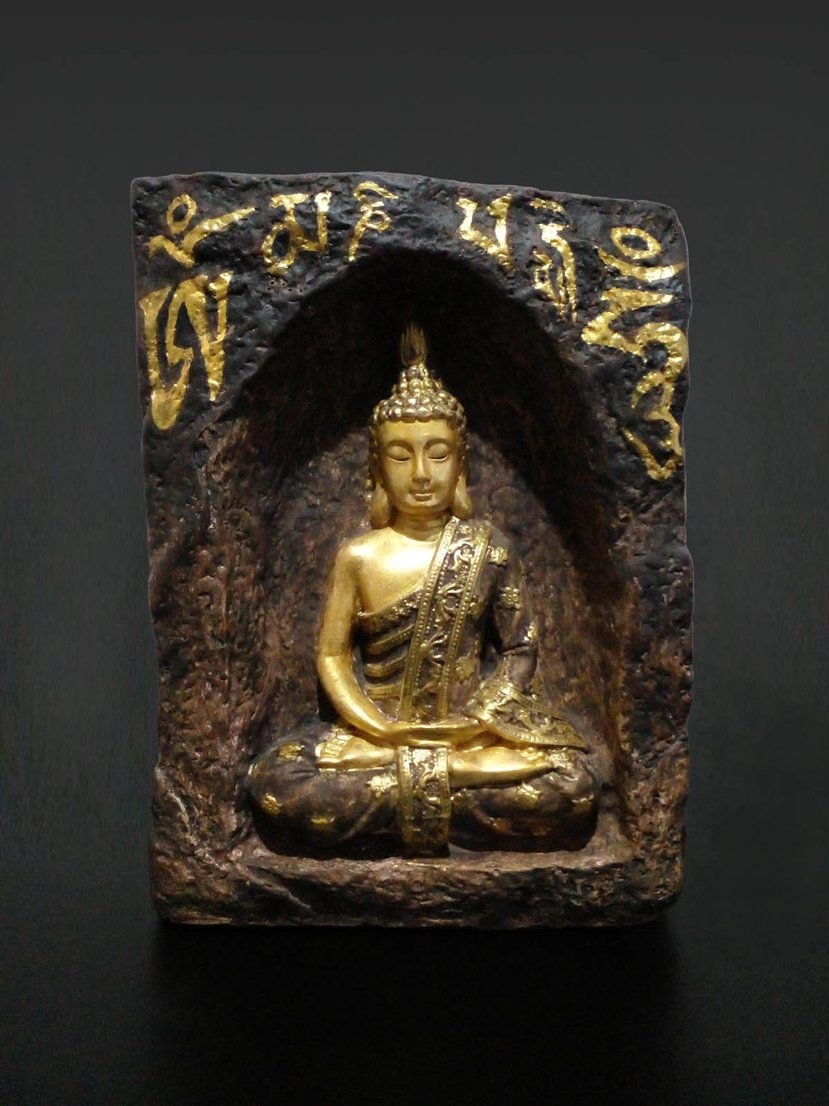 Om Mani Padme Hum Mantralı Buda mumluk, el boyama taş tozu dekoratif Buda heykeli, iki tealight mumluklu - önden görünüm