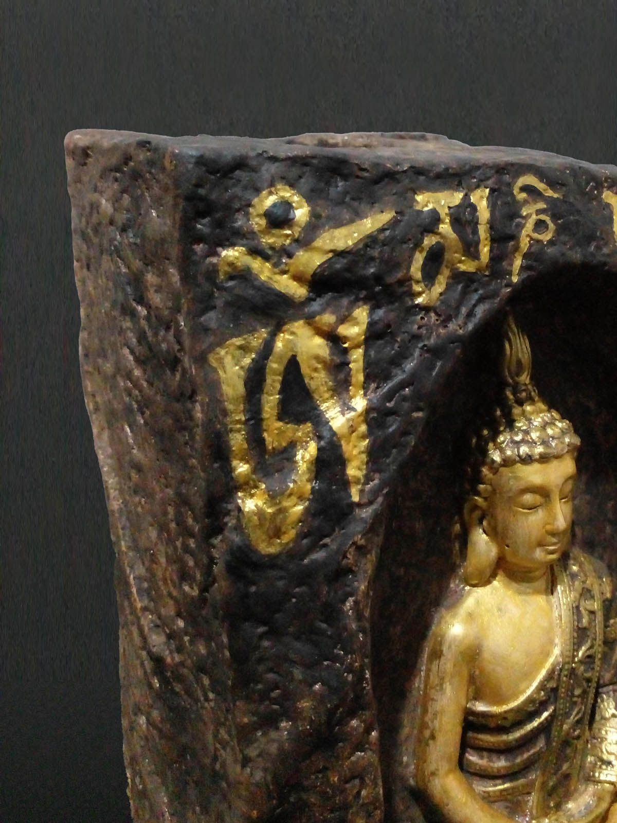 Om Mani Padme Hum Mantralı Buda mumluk, el boyama taş tozu dekoratif Buda heykeli, iki tealight mumluklu - Sol önden mantra görünüm