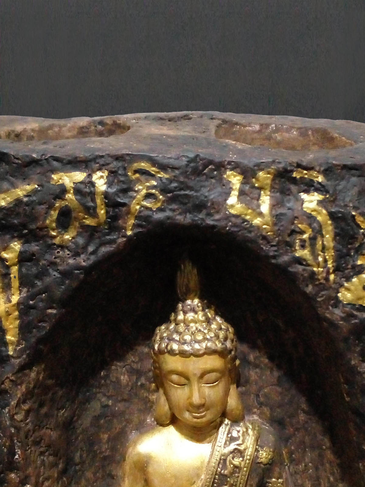 Om Mani Padme Hum Mantralı Buda mumluk, el boyama taş tozu dekoratif Buda heykeli, iki tealight mumluklu - ortadan mantra görünüm