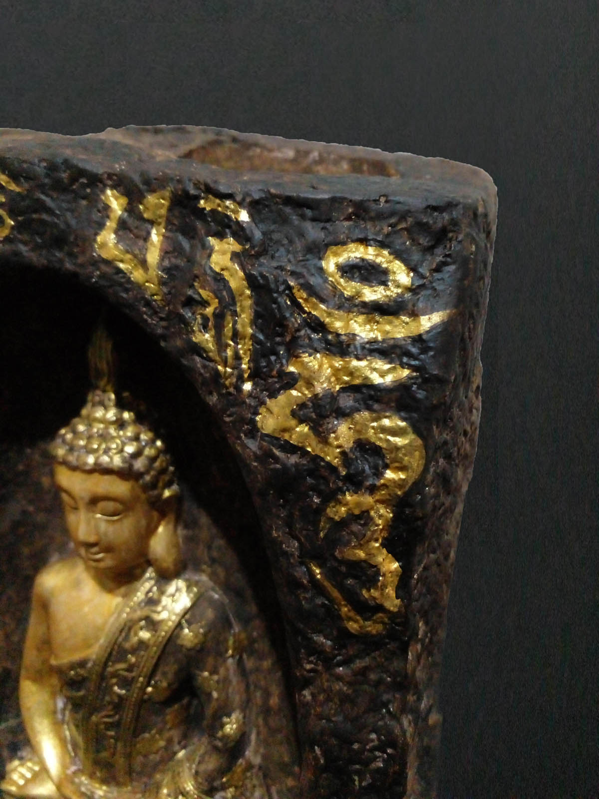 Om Mani Padme Hum Mantralı Buda mumluk, el boyama taş tozu dekoratif Buda heykeli, iki tealight mumluklu - Sol önden mantra görünüm