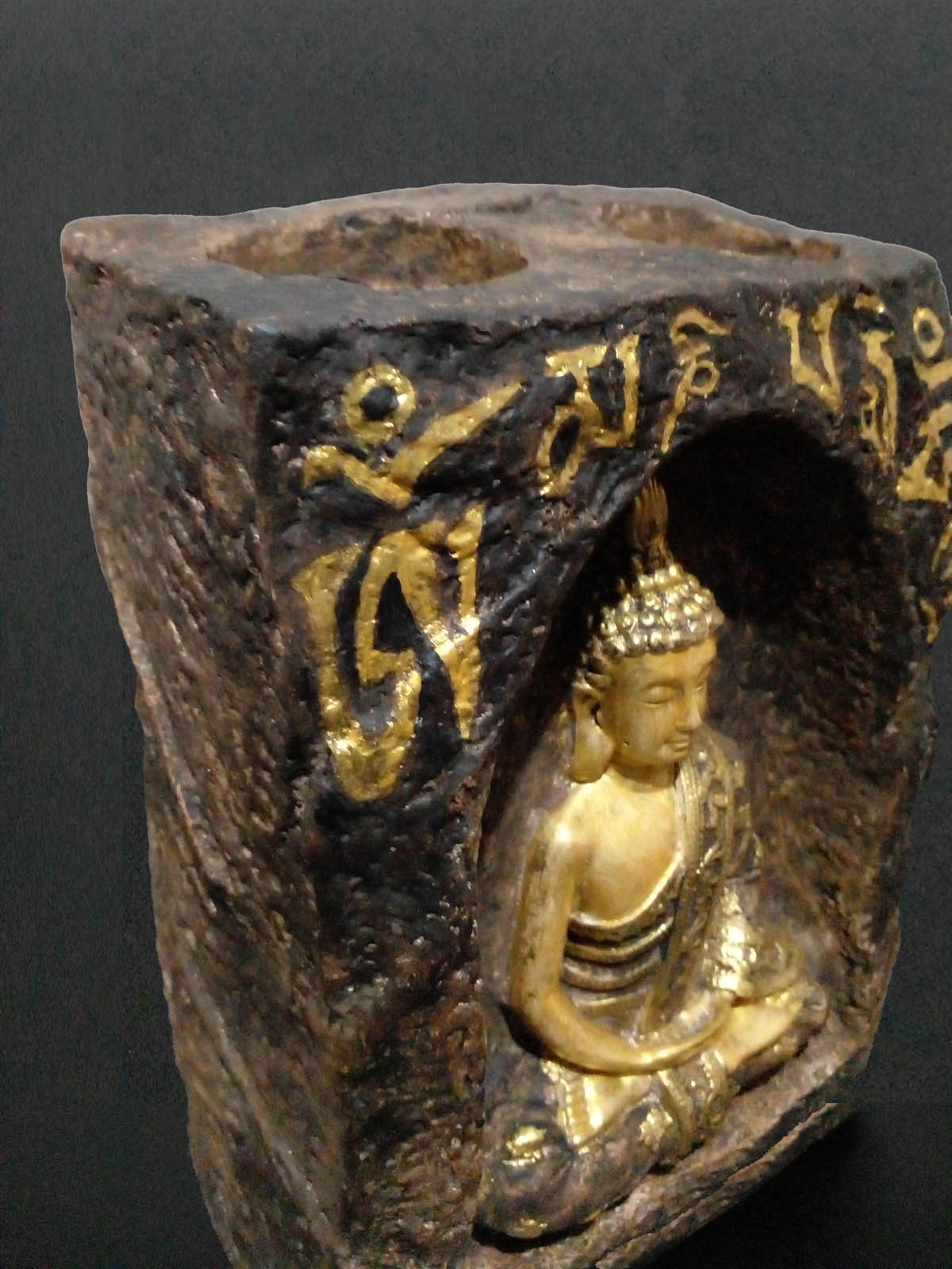 Om Mani Padme Hum Mantralı Buda mumluk, el boyama taş tozu dekoratif Buda heykeli, iki tealight mumluklu - sağ önden yakın görünüm