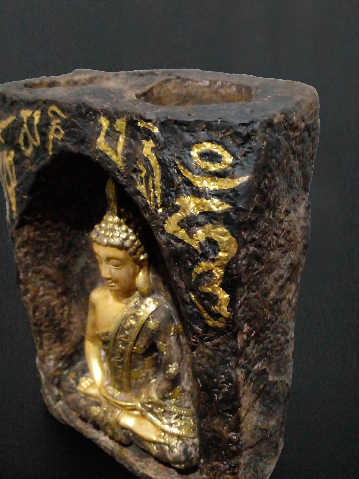 Om Mani Padme Hum Mantralı Buda mumluk, el boyama taş tozu dekoratif Buda heykeli, iki tealight mumluklu - Sol önden yakın görünüm