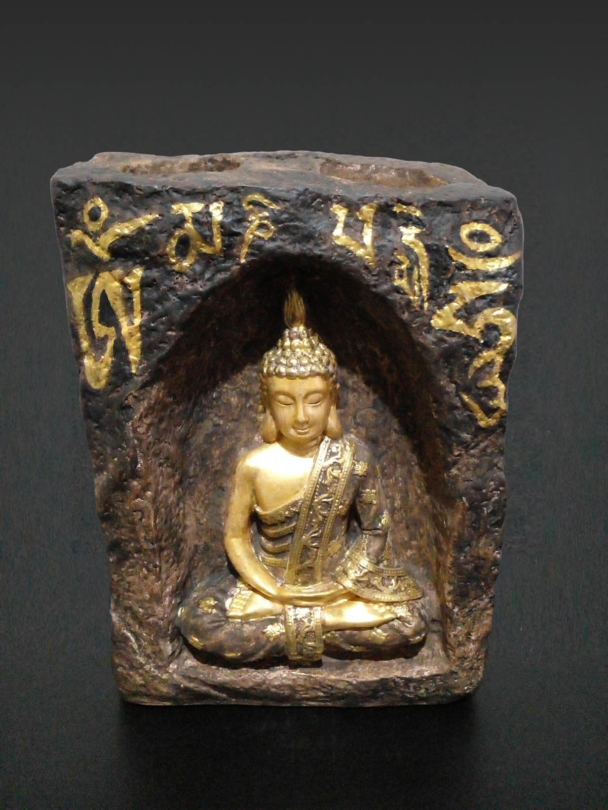 Om Mani Padme Hum Mantralı Buda mumluk, el boyama taş tozu dekoratif Buda heykeli, iki tealight mumluklu - üst önden görünüm