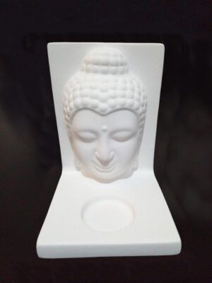 Beyaz, taş tozundan yapılmış Buda mumluk – ön görünüm. Vitrin fotoğrafı