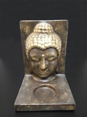 Kahverengi üzerine altın eskitmeli, taş tozundan yapılmış Buda mumluk – ön görünüm. Vitrin fotoğrafı