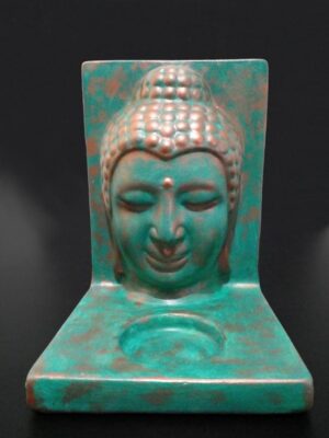 Zümrüt yeşili üzerine bakır eskitmeli, taş tozundan yapılmış tealight Buda mumluk – ön görünüm. Vitrin fotoğrafı
