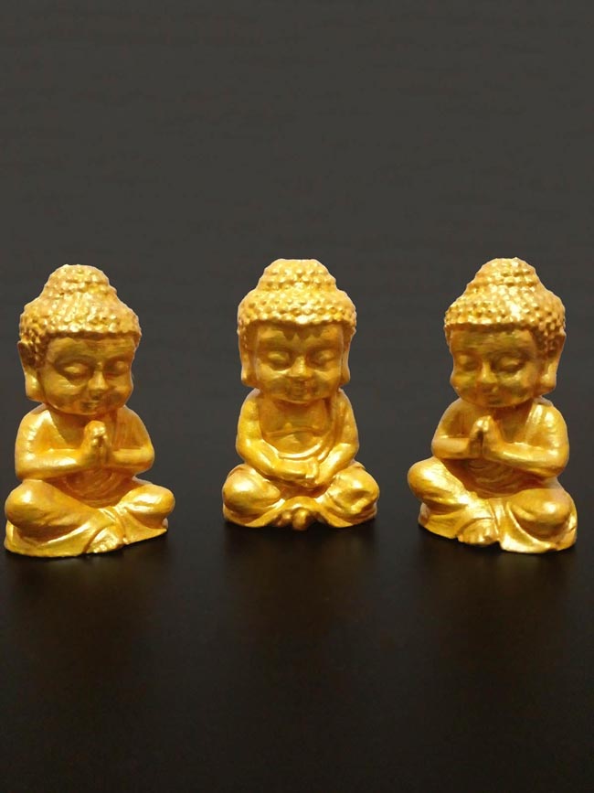 Altın renkli 3’lü küçük Buda heykeli seti, taş tozu dekoratif minyatür meditasyon figürleri - önden görünüm - vitrin fotoğrafı