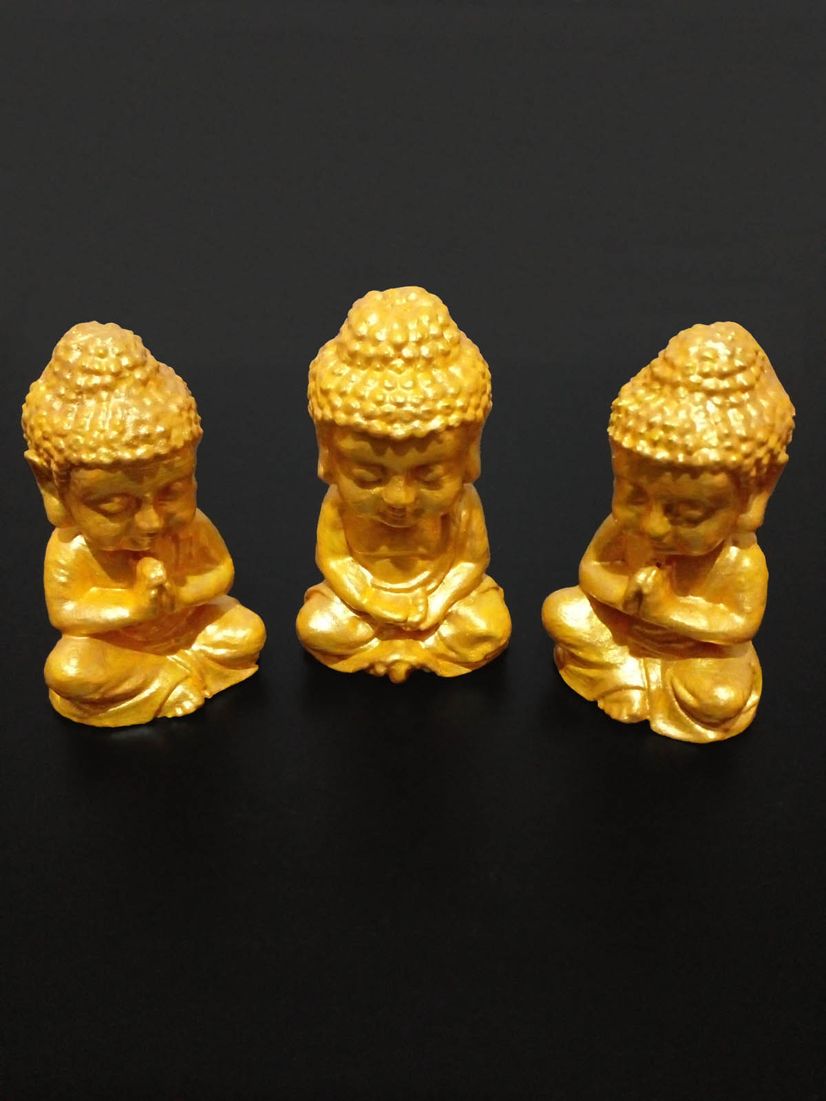 Altın renkli 3’lü küçük Buda heykeli seti, taş tozu dekoratif minyatür meditasyon figürleri - üst önden görünüm